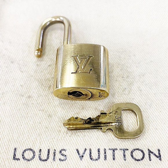 Authentic LOUIS VUITTON LV 10 SET PADLOCK CADENA KEY BAG CHARM GOLD PLATED - Picture 2 of 4